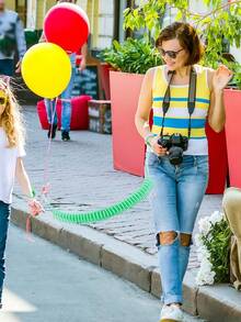 安全防游走腕带系统，带弹簧伸缩绳和可调节绑带 - 柔软舒适的设计，安全贴合，家长监督工具（蓝色） - 非常适合购物、公园、医院、安全带、步行安全带、牵引绳、儿童安全带、儿童安全带、步行助手、耐用结构、轻质材料、日托中心、家长