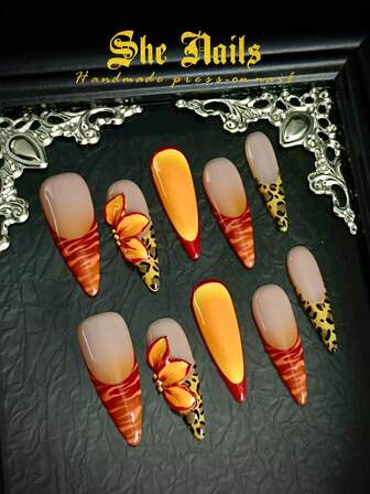 可爱的巴洛克豹纹斑马纹美甲套装，包含10片橙色、蓝色、金色、绿色、黑色长款尖头亚克力按压式美甲片，采用3D雕刻工艺，融合猫眼法式尖头Y2K哥特风格，适合秋冬季节及日常佩戴，附赠凝胶贴纸和指甲锉。