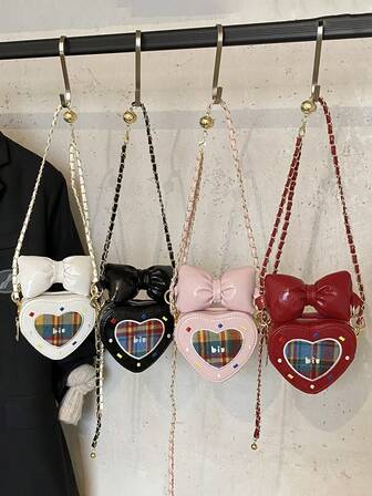 1 件时尚休闲迷你斜挎包。这款心形蝴蝶结图案皮革包袋轻巧百搭，非常适合日常使用，例如工作、通勤、旅行、购物和户外休闲活动。它也是送给亲朋好友的绝佳生日礼物。