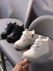 1 paire de bottes de cheville à lacets avec fermeture éclair latérale, doublées thermiques, à semelle souple antidérapante pour enfants. Simples et , conviennent pour l'hiver.