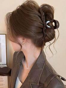 Wavy-Patterned Hair Claw Clip For Women, Asymmetrical Hair Claw, Chocolate Brown, Classic And Stylish High-End Hair Claw, Acrylic Material Hair Clip, Suitable For Half-Up Hairstyles, Thick Hair, Or Full Updos, Vintage, Elegant, Graceful, Fashionable, Versatile, Perfect For Pairing With Outfits. Suitable For Daily Wear, Holiday Parties, Evening Gatherings, Music Festivals, Travel, And As A Gift For Girls On Special Occasions. Elegant Hair Accessories Winter Hair Clutch