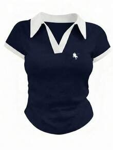 Playera camiseta blusa tipo polo dama mujer manga corta cuello contraste puños casual moderna juvenil cómoda fresca ligera gráfico pecho diario colegio día estampado caballo jinete - Azul Marino - Ver 1