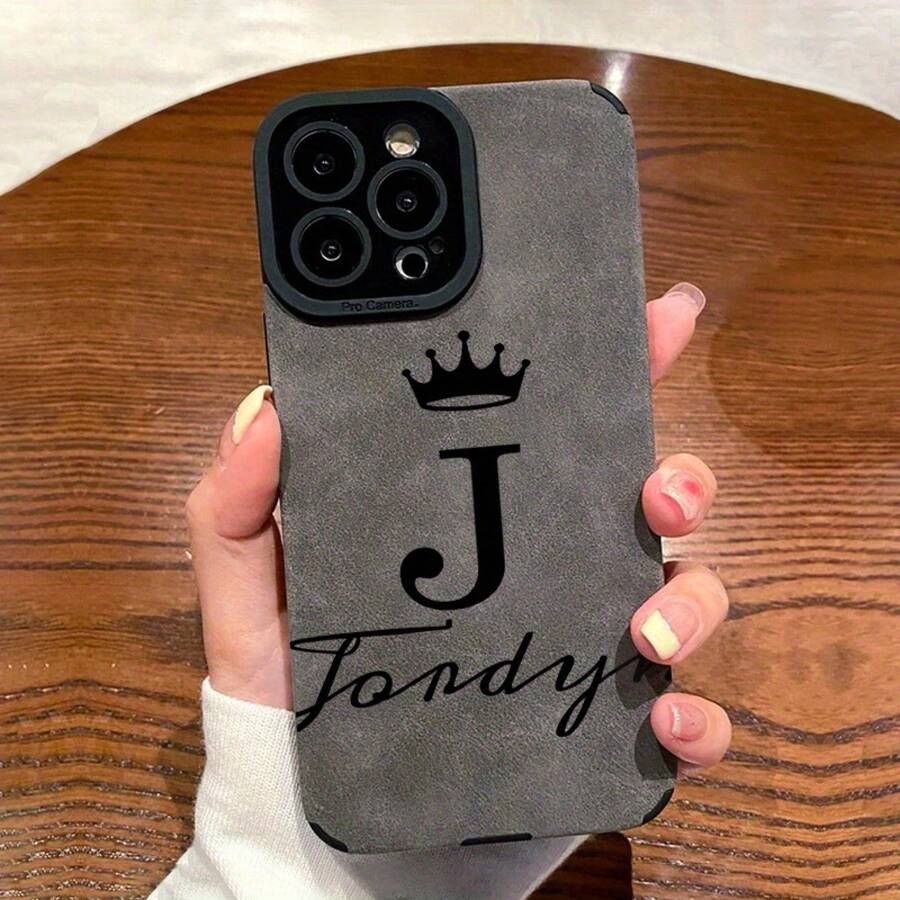 Funda de Teléfono con Patrón de Letra J de Corona Clásica, Adecuada para iPhone 16/16 Pro/16 Plus/15/15 Plus/15 Pro/15 Pro Max/14/14 Plus/14 Pro/14 Pro Max/13/13 Pro/13 Pro Max/12/12 Pro/12 Pro Max/11/11 Pro/11 Pro Max, Resistente a Impactos y Duradera, Diseño de Cuero Sintético Elegante y a la Moda - Colores mixtos - Ver 1