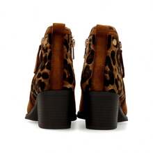 XTI Botín cowboy print leopardo vegano, Botas cowboy tacón ancho de 5,5 cm para mujer, Animal print cierre cremallera - Modelo 144647 - Camel - ✅ Entrega 24/72h a España (península) - Camel - Ver 7