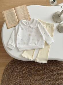 2 件套女婴花卉刺绣彼得潘领长袖运动衫和荷叶边下摆裤子套装，春秋 - 白色 - 查看 4