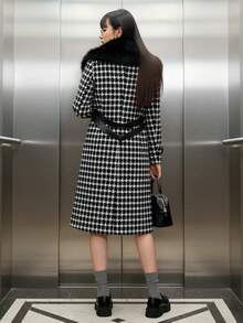 Abrigo largo, clásico y elegante para mujer, cuello tipo camisero con peluche desmontable, tela de poliéster, interior forrado, cálido y agradable con tu piel, apto para temporadas de otoño e invierno. Bolsillos frontales funcionales. Ajuste con botones de lujo y cinturón de tela. Pequeña correa y botón decorativos en el puño de la manga.cionales. - Negro - Ver 3