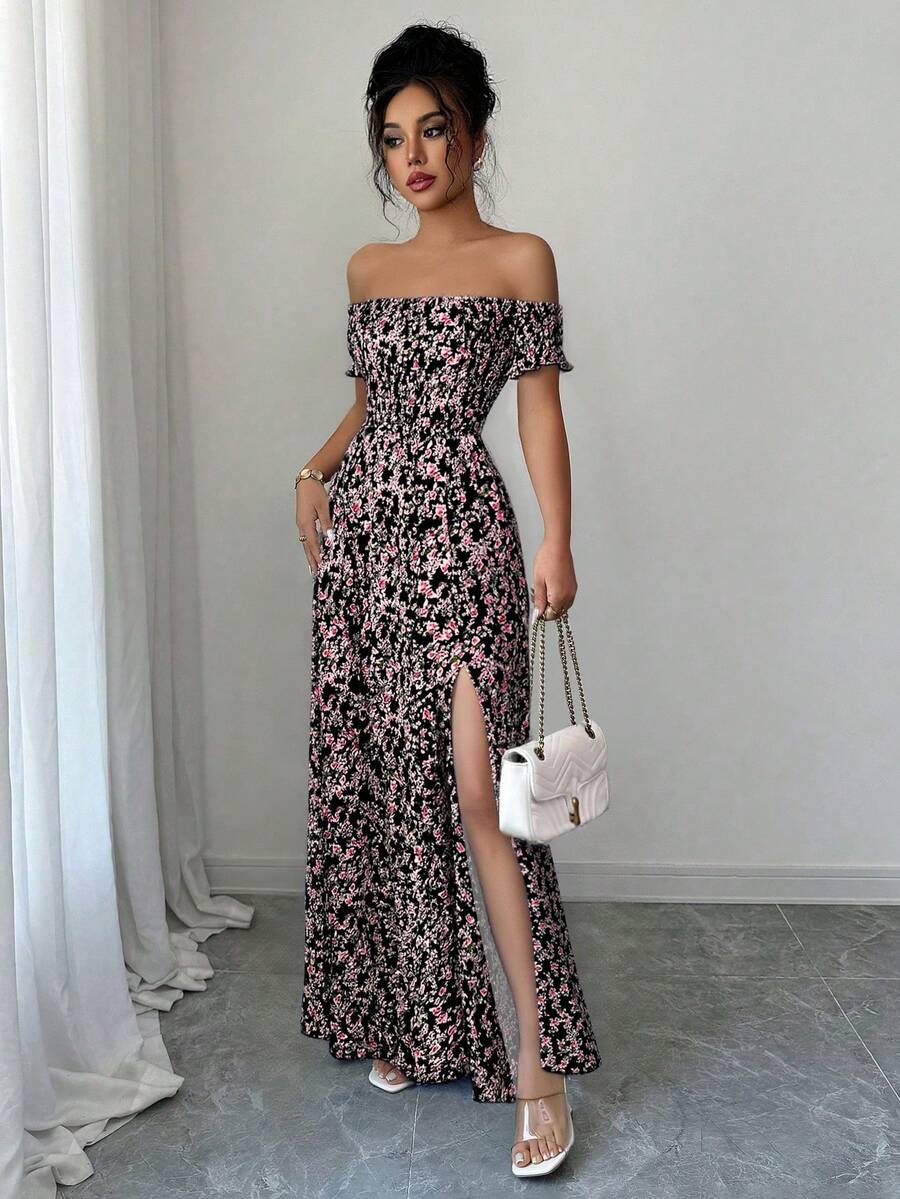 Off-The-Shoulder Long Dress With Little Flowers, All-Over Print, Side Slit, Gathered, Ruffled - 黑色和粉紅色 - 查看 1
