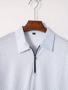 Conjunto informal de dos piezas para hombre compuesto por una camiseta de cuello redondo y manga corta y unos pantalones cortos con cordón. - Blanco - Ver 4