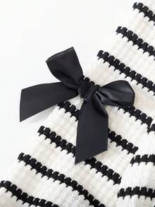 女童時尚休閒黑白對比色 3D 蝴蝶結條紋羅紋圓領運動衫，搭配純色鬆緊腰條紋喇叭褲，日常戶外運動，春秋款 - 黑與白 - 查看 7