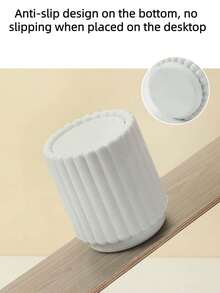 创意迷你向日葵桌面垃圾桶，带盖弹簧式垃圾桶，小型带盖垃圾桶，办公垃圾桶，车载垃圾桶，浴室带盖垃圾桶，迷你塑料垃圾桶。这款带盖垃圾桶无需用电，适合存放物品，多种颜色可选。