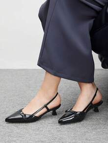 GlamourGrip Zapatillas de tacón elegantes para mujer – Punta fina, diseño ancho cómodo, recubierto brillante con hebilla, estilo slingback moderno y versátil – Tendenci 2025 para oficina, citas y outfits diarios - Negro - Ver 4