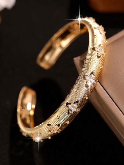 1 pieza Brazalete de mujer de estilo de moneda antigua con trébol de cuatro hojas chapado en oro, con pequeños surcos fantasía, abierto, de cobre, para compromiso, boda, fiesta de Navidad, regalo, con joyería de circonita cúbica