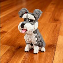 2000片宠物狗主题迷你积木套装：DIY益智玩具。色彩鲜艳，狗狗造型多样。包含麦克狗、坐姿哈士奇、巴迪狗、雪纳瑞等多种款式。宠物爱好者的理想之选。激发创造力和空间感知能力。是房间装饰、生日和节日礼物的完美选择。