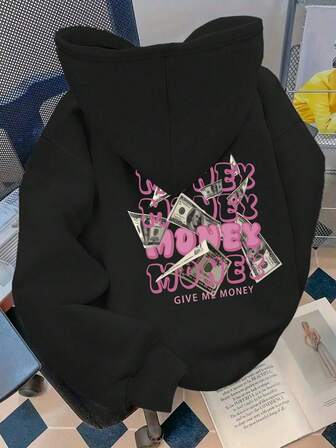 Plusstorlek damdagssedel med amerikanska dollar i slående rosa mönster med "MONEY" och "GIVE ME MONEY". Långärmad huvtröja med långa ärmar. Casual vår/sommar/höst. Plusstorlek damtröja med långa ärmar. Jul, ute och fest. Toppar för kvinnor, semester.