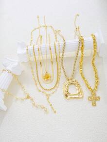 1 Piece Matte Gold Color Asymmetrical Hollow Square Shape Pendant Chunky Rope Necklace Suitable For Women's Daily Wear