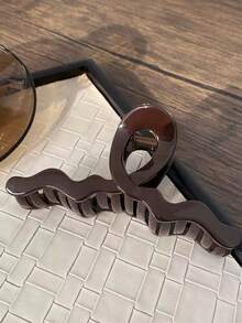Wavy-Patterned Hair Claw Clip For Women, Asymmetrical Hair Claw, Chocolate Brown, Classic And Stylish High-End Hair Claw, Acrylic Material Hair Clip, Suitable For Half-Up Hairstyles, Thick Hair, Or Full Updos, Vintage, Elegant, Graceful, Fashionable, Versatile, Perfect For Pairing With Outfits. Suitable For Daily Wear, Holiday Parties, Evening Gatherings, Music Festivals, Travel, And As A Gift For Girls On Special Occasions. Elegant Hair Accessories Winter Hair Clutch