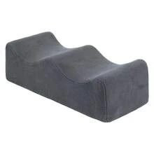 1个舒适抬腿枕，减轻腰部压力，睡眠时可作腿托，适用于床、沙发和躺椅，底部防滑，配有2条可调节绑带。 - 黑色 - 查看 8