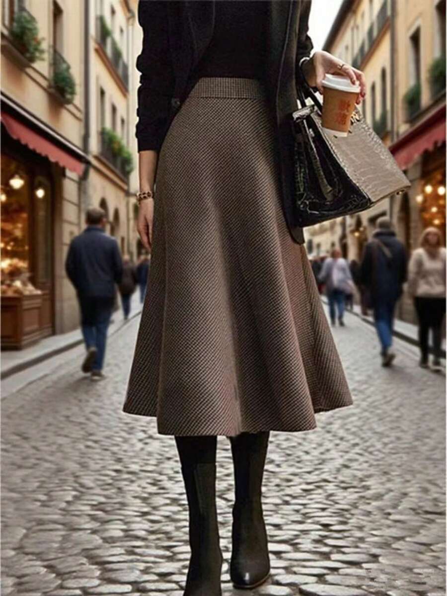 女士优雅A字型长裙，采用涤纶无弹力面料，打造休闲风格