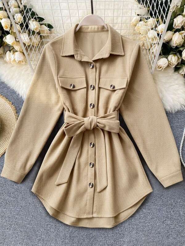 Chaqueta larga de mujer de nueva moda en caqui, de manga larga, de tela de pana, con bolsillo con solapa decorativo, cintura con cordón, adecuada para uso casual, ir al trabajo, y uso diario en otoño/invierno