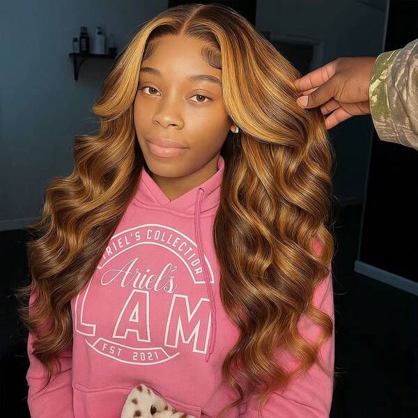 Perruque de cheveux humains brésiliens ondulés de 32 pouces, couleur miel blonde, avec une densité de 200% et des reflets ombrés. Avec une frontale en dentelle transparente HD 13x4. Convient pour un port quotidien ou lors d'occasions spéciales.