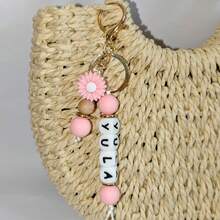 1个定制雏菊硅胶钥匙扣，可个性化定制姓名扣，纪念礼物，女士礼物，男士礼物，手机配件，个性化礼物，趣味礼物，新年魅力 - 柔和淡色 - 查看 46