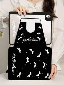 قطعة واحدة، غطاء لوحي دوار مطبوع بنمط الفيونكة ذو نقاط بيضاء مطبوعة على الوجهين، غطاء خلفي شفاف مقاوم للانحناء، مناسب لأجهزة iPad 10/9/11 لعام 2025، يدعم الإيقاظ/السكون التلقائي، دعم متعدد الزوايا، مع فتحة للقلم، إكسسوار غطاء واقي أساسي للمكتب والدراسة، غطاء واقي غير مغناطيسي.