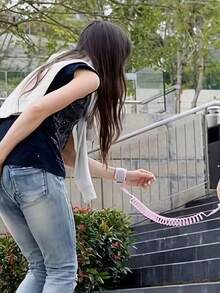 安全防游走腕带系统，带弹簧伸缩绳和可调节绑带 - 柔软舒适的设计，安全贴合，家长监督工具（蓝色） - 非常适合购物、公园、医院、安全带、步行安全带、牵引绳、儿童安全带、儿童安全带、步行助手、耐用结构、轻质材料、日托中心、家长