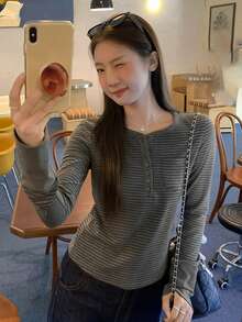 时尚半开领纽扣条纹长袖T恤，女士秋季新款百搭修身上衣 - 深灰色 - 查看 4