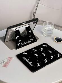 قطعة واحدة، غطاء لوحي دوار مطبوع بنمط الفيونكة ذو نقاط بيضاء مطبوعة على الوجهين، غطاء خلفي شفاف مقاوم للانحناء، مناسب لأجهزة iPad 10/9/11 لعام 2025، يدعم الإيقاظ/السكون التلقائي، دعم متعدد الزوايا، مع فتحة للقلم، إكسسوار غطاء واقي أساسي للمكتب والدراسة، غطاء واقي غير مغناطيسي.