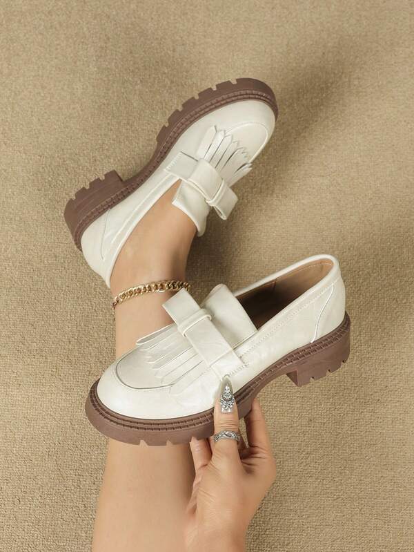 Mocassini bohémien da donna con decorazione a nappine e platform, di colore unito