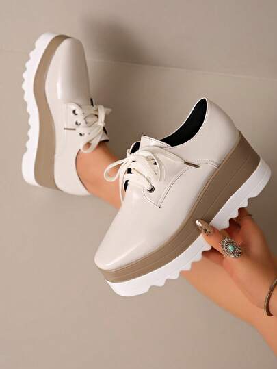 2025 Nuove scarpe da donna con suola bicolore, sneaker casual con lacci e punta tonda, stile college, adatte per tutte le stagioni. Scarpe con zeppa nera a fondo spesso, calzature autunnali rialzanti. Scarpe da donna con tacco zeppa, punta quadrata e lacci, colore unito, con fondo spesso, sneaker per donna