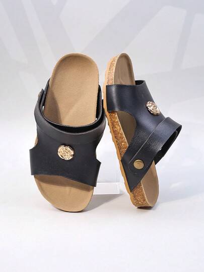 1双女童凉鞋，金属徽章装饰，亮面PU材质，舒适套穿，露趾低帮设计，可调节鞋带，平底款式，轻便奢华休闲凉鞋，适合夏季派对和日常穿着。