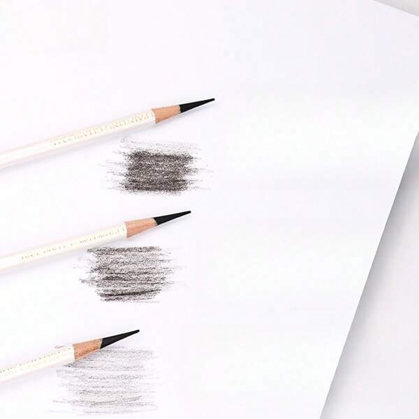 1 pieza Lápiz de carbón con anillo de oro blanco perlado, diseñado para el dibujo y la creación artística. Cada lápiz de carbón ofrece una experiencia de escritura suave, una expresión de detalles precisos y le ayuda a crear fácilmente hermosas obras de arte. El Body diseñado profesionalmente y el agarre cómodo garantizan comodidad incluso durante un uso prolongado. Adecuado para entusiastas del dibujo y creadores de arte, ya sea para el dibujo diario, el diseño de bocetos o la creación artística delicada, puede proporcionar un excelente rendimiento. (El color y el estilo se envían al azar)