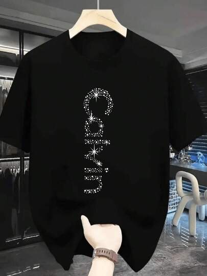 Camiseta de Hombre con Estampado Brillante y Letras Blancas Relucientes - Cuello Redondo Suave, Manga Corta, Cómoda para Uso Diario en Fiestas o Gimnasio. Ideal Regalo NavideñoAno Nuevo (Corte Regular). Ropa Casual Elegante al Aire Libre, Camiseta para Hombre,Camiseta para Hombre,Camisetas para Hombre,Ropa para Hombres,Camisetas Divertidas para Hombres,Camisas para Hombres,Camisetas Más Probables de Navidad,Camisetas Gráficas para Hombre,Camisetas Divertidas