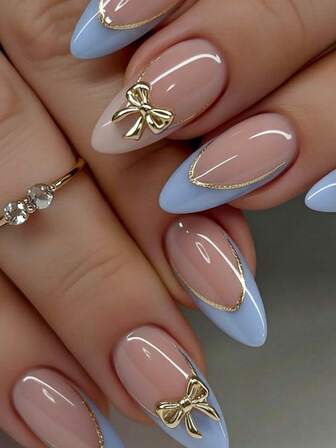 10 piezas de uñas postizas cortas hechas a mano con puntas francesas. Este set de uñas artificiales incluye diseños en blanco, rosa, dorado, azul y amarillo, con una estética adorable. Cada uña está adornada con motivos de enredaderas pintados a mano a lo largo de los bordes franceses metálicos, y decorados con accesorios de lazos dorados y de diamantes.