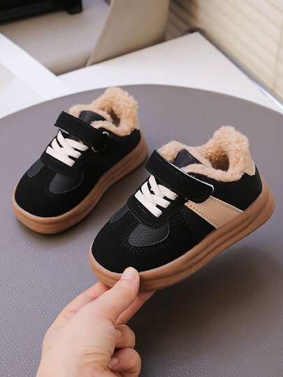 زوج جديد من أحذية الرياضة الرياضية للأطفال مزينة بأزرار من الفرو، أحذية جري خارجية للأولاد، أحذية كاجوال مسطحة للبنات، أحذية ناعمة القاع غير زلقة للطلاب