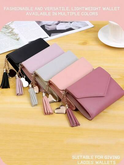这款可爱的流苏装饰钱包采用人造皮革制成，具有多功能设计，包括女士短款钱包、零钱包、翻盖卡包和信封式布局，使其成为情人节和圣诞节的完美理想礼物。