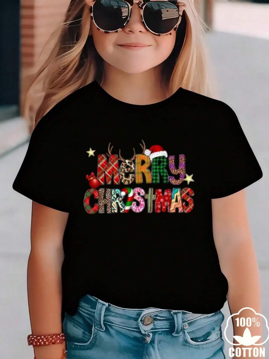 Esta nueva y moderna camiseta de manga corta 100 % algodón para niña luce un estampado navideño. Esta camiseta holgada, informal y versátil está confeccionada con un tejido suave y agradable para la piel de tu bebé. Ya sea para una reunión familiar, un evento escolar o una salida para jugar al aire libre, esta camiseta permite que tu hija se mueva con libertad y comodidad. - Negro - Ver 1