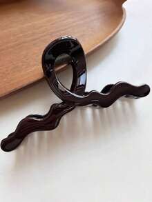 Wavy-Patterned Hair Claw Clip For Women, Asymmetrical Hair Claw, Chocolate Brown, Classic And Stylish High-End Hair Claw, Acrylic Material Hair Clip, Suitable For Half-Up Hairstyles, Thick Hair, Or Full Updos, Vintage, Elegant, Graceful, Fashionable, Versatile, Perfect For Pairing With Outfits. Suitable For Daily Wear, Holiday Parties, Evening Gatherings, Music Festivals, Travel, And As A Gift For Girls On Special Occasions. Elegant Hair Accessories Winter Hair Clutch