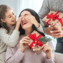 42/62 piezas Kit de fabricación de llaveros de Navidad DIY, Llaveros personalizados DIY para mujeres, Fabricación de joyas artesanales, Incluye colgantes de aleación de zinc al azar, Llaveros, Cadenas de extensión, Anillas y alicates de joyería, Accesorios de joyería DIY creativos, Adecuado para regalos navideños