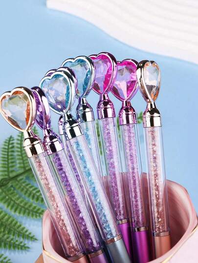 3 bolígrafos de punta de bola con diamante en forma de corazón de cristal aleatorio. Bolígrafos con eje de metal falso, diamantes de cristal brillante de colores y un gran diamante en forma de corazón en la parte superior, expresando amor de manera sencilla, junto con una sensación metálica y decoraciones asombrosas que hacen que tu bolígrafo se vea talla grande glamoroso y encantador. Estos bolígrafos con forma de corazón se utilizan ampliamente en oficinas, escuelas y hogares. También son adecuados para bodas, Navidad, decoraciones, cumpleaños, fiestas, etc.