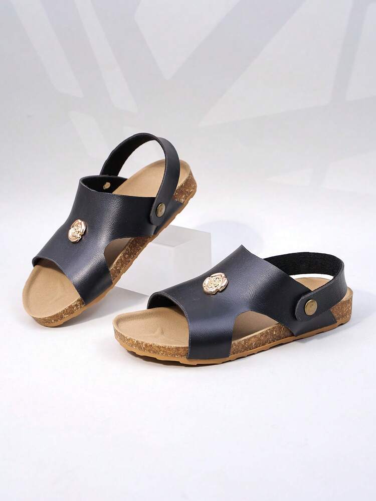 1 Pair Girls' Sandals With Metal Badge Decor, Glossy PU Material, Comfortable Slip-On, Open Toe Low-Top Design, Adjustable Strap, Flat Style, Lightweight Luxurious Casual Sandals, Suitable For Summer Parties And Daily Wear - Black - View 8