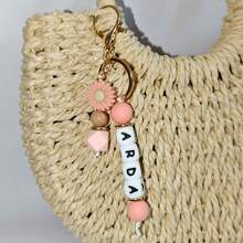 1个定制雏菊硅胶钥匙扣，可个性化定制姓名扣，纪念礼物，女士礼物，男士礼物，手机配件，个性化礼物，趣味礼物，新年魅力 - 柔和淡色 - 查看 26