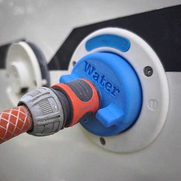 RV Wassertank Adapter, einfach zu bedienende Füllvorrichtung, ausgestattet mit Schnellkupplungsschlauchverbinder und O-Ring-Dichtung, langanhaltend Kunststoffmaterial, einfaches Installationsdesign, gewährleistet sichere Verbindung, geeignet zum Befüllen des Frischwassertanks von Wohnmobil/Wohnwagen, RV Wasserversorgungssystem, dichte Abdichtung, Schnellverbindungs-Zubehör, langanhaltend Adapter, RV Sanitärzubehör, für Wohnmobilbesitzer, Outdoor-Abenteurer