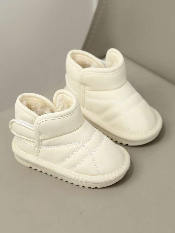 1双婴儿舒适保暖靴，采用柔软材质，方便穿脱。保暖内衬在寒冷天气提供额外温暖。防滑耐用的鞋底为宝宝提供稳定支撑。简约时尚的设计，适合日常穿着和户外活动，是婴儿冬季的理想鞋履之选。