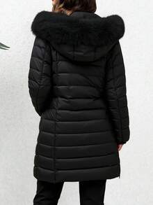 Chamarra Acolchada Larga Para Mujer En Color Negro Con Capucha De Peluche, Cierre Metálico Doble y Bolsillos Con Cremalleras Doradas, Forro Por Dentro - Estilo Elegante y Moderno Para Invierno - Negro - Ver 2