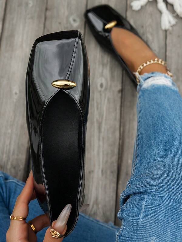 Mocassini in pelle verniciata nera con decorazione fibbia in metallo, scarpe da donna leggere e slip-on per abiti da festa di lusso, stile casual da esterno e vacanza, consigliati da influencer europei e americani, scarpe piatte retrò minimaliste francesi per pendolarismo