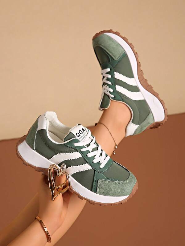 أحذية رياضية نسائية مريحة وعملية ذات طبعة نمر، أحذية رياضية خفيفة الوزن وقابلة للتنفس مصنوعة من مواد مرنة ومطاطية، أحذية رياضية بتصميم ملفت للنظر مناسبة للاستخدام اليومي