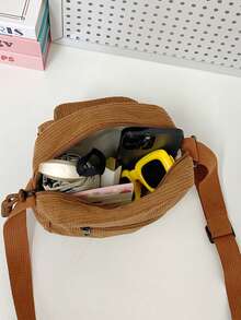 Diese Mini-Cord-Umhängetasche hat einen Reißverschluss und einen verstellbaren Schultergurt. Modisch und vielseitig einsetzbar, ist sie eine ideale Wahl für den täglichen Gebrauch. Diese quadratische Mini-Vintage-Cord-Tasche hat einen Reißverschluss und einen Schultergurt. Das Mehrtaschenlayout passt perfekt zum täglichen Tragen. - Verschiedenfarbig - Übersicht 7