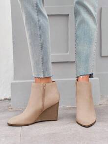 Coutgo Womens V Cut Wedge Ankle Booties Zip-Up Closed Toe Stacked Heel Faux Suede Winter Boots - 米色 - 查看 3